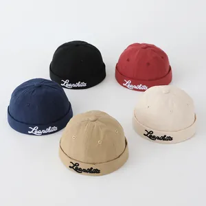 Detalle de gorros docker de algodón para niños con bordado Leonikita en cinco colores