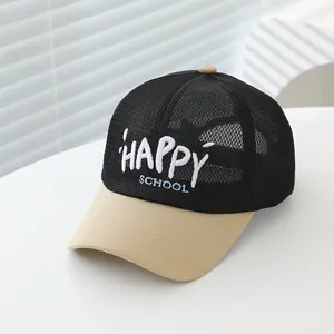 Dettaglio del ricamo HAPPY SCHOOL su cappellino da baseball traspirante per bambini