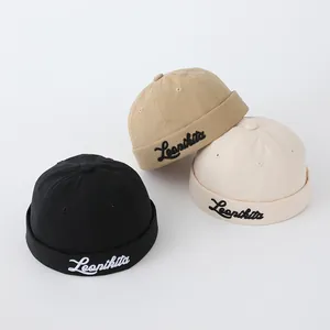 Detalle de bordado en gorros Miki retro en negro, caqui y beige en lona de algodón