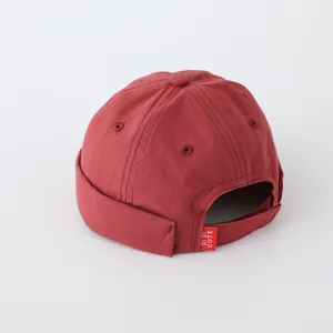 Primer plano de gorro docker rojo ladrillo para niños con cierre de velcro ajustable y tejido