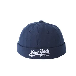 Gorra docker retro para bebés en azul oscuro con bordado blanco de estilo New York