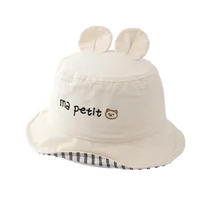 Cappello a secchiello per neonati in cotone crema con orecchie di orso e ricamo 'ma petit'