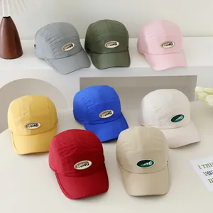 Detailweergave van acht kleurrijke sneldrogende nylon caps met vijf panelen en logo