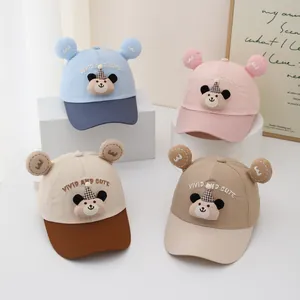 Détail de casquettes de baseball pour enfants avec oreilles 3D et patchs ours