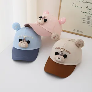 Détail de trois casquettes enfants à séchage rapide avec oreilles et patch ours 3D