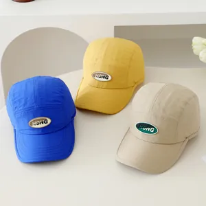 Minimalistische vijfdelige campingpetten in blauw, geel en beige met HONG-embleem