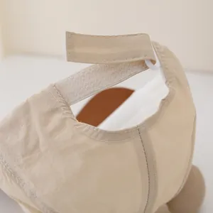 Détail de la sangle velcro réglable et de la boucle blanche sur la casquette légère enfant