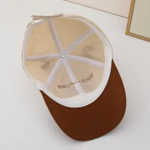Vue détaillée de l'intérieur d'une casquette de baseball avec broderie Wild Cats et sangle