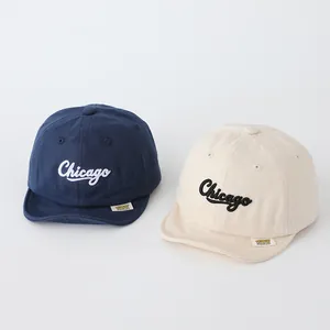 Cappellini baseball neonato in cotone blu e beige con ricamo Chicago e visiera morbida