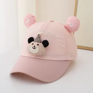 Détail d'une casquette rose pour bébé avec oreilles d'ours 3D et broderie mignonne