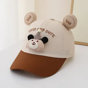 Gros plan détaillé d'une casquette enfant séchage rapide avec oreilles d'ours