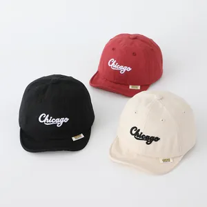 Tre cappellini da baseball per neonati in cotone nero, rosso e beige con ricamo Chicago