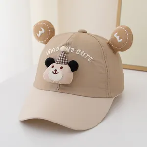 Détail du patch ours et des oreilles 3D sur la casquette enfant à séchage rapide