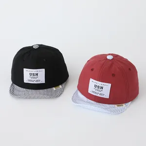 Detalle de gorras de béisbol para bebé con visera rayada suave y parches SUN