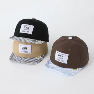Tres gorras de béisbol de algodón para niños en negro, caqui y marrón con visera blanda