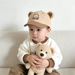 Details einer Baby-Baseballkappe mit Bärenohren und Bärenstickerei mit Milchausschnitt