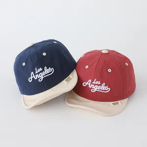 Detail of embroidered Los Angeles logo on contrast brim cotton kids baseball caps