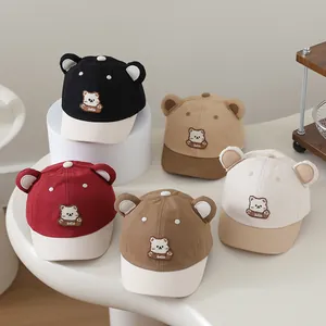 Details von fünf Baby-Baseballkappen mit 3D-Bärenohren und kleinen Bestickungen
