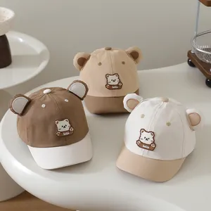 Drei farblich abgesetzte Baby-Baseballkappen mit süßen Tierohren und Bärenstickerei