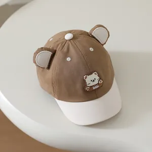Niedliche Kleinkind-Baseballkappe mit Bärenohren und Hello-Stickerei in Braun