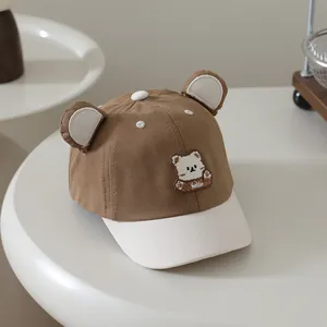 Detailansicht der Baby-Basecap mit 3D-Ohren und niedlichem Bären-Patch-Design
