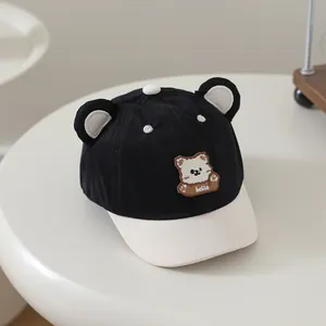 Detail einer Kinder-Baseballkappe mit Katzenohren und Bären-Patch mit Aufschrift