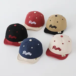 Détail de casquettes de baseball pour bébé avec broderie Rally et couleurs contrastées