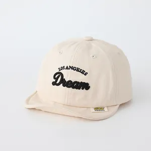 Detail der Baby-Baseballkappe in Beige mit weichem Schirm und Los Angeles Stickerei