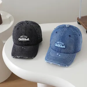 Gros plan sur des casquettes en denim vintage avec détails effilochés et broderies