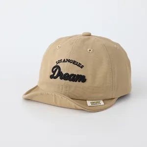 Detail der beigen Baby-Mütze mit Los Angeles Dream Bestickung und weicher Baumwollstruktur