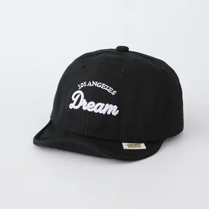 Detailansicht der schwarzen Baby-Baseballkappe mit weißem LOS ANGELES Stickerei-Detail