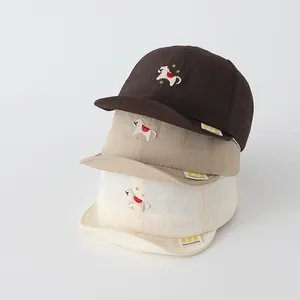 Detail von Baby-Baseballmützen mit weichem Schirm und Pony-Stickerei in drei Farben