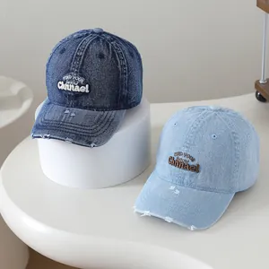 Détail de casquettes en denim vintage avec broderie 3D et effets de bord usés