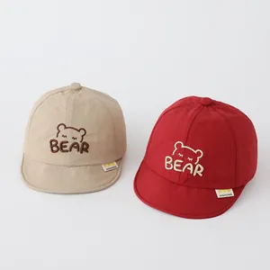 Detaillierte Stickerei von Bär und Buchstaben auf weichen Baby-Baseballkappen in Khaki und Rot