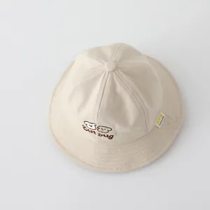 Dettaglio cappello pescatore per bambini in tela beige con ricamo di orsetti