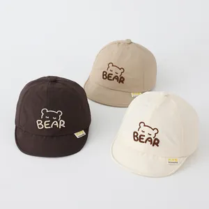 Detaillierte Bären-Stickerei und BEAR-Schriftzug auf schnelltrocknenden Babykappen