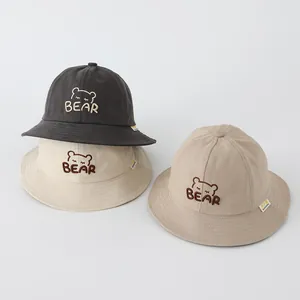 Dettaglio del ricamo a forma di orso 3D e testo sui cappelli da sole in cotone per bambini