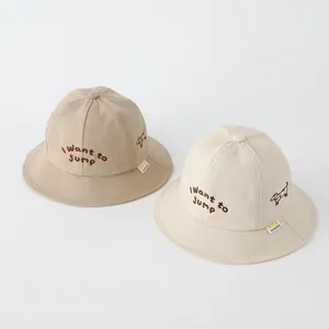 Dettaglio cappello pescatore per bambini in cotone con ricamo cane e testo I Want to jump
