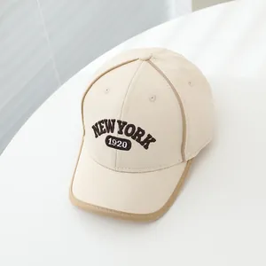 Détail macro de la broderie NEW YORK 1920 sur une casquette en toile de coton beige