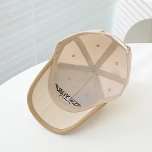 Vue intérieure de la casquette New York montrant les coutures et bandes de renfort