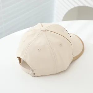 Vue détaillée de l'arrière de la casquette en coton avec sangle et boucle métallique
