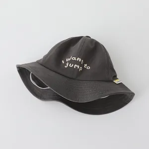 Dettaglio cappello pescatore grigio antracite con ricamo e cordino antivento per bimbi