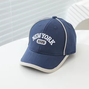 Détail de la broderie New York 1920 sur la casquette de baseball bicolore enfant