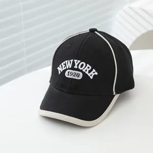 Détail de la broderie New York 1920 sur une casquette enfant noire avec liseré blanc