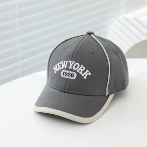Détail de la casquette de baseball en coton gris avec broderie New York 1920 et passepoil