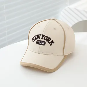 Détail de la broderie 3D New York 1920 sur la casquette en coton beige pour enfants