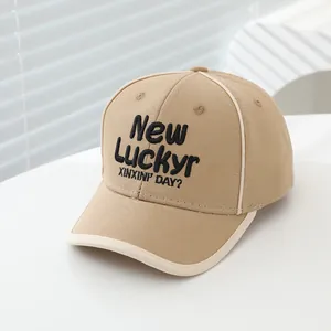 Detail van kaki katoenen baseballcap met New Luckyr borduursel en contrastrand