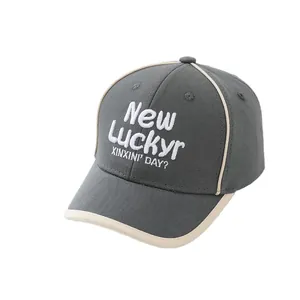 Kinderen donkergrijze honkbalpet met wit Lucky borduursel en beige contrastbiezen