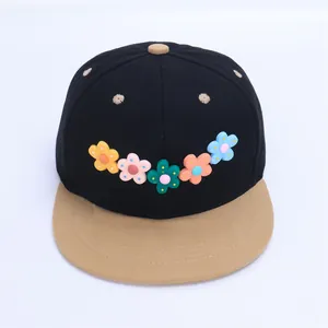 Detalle de gorra snapback infantil con cinco flores 3D coloridas y costuras de calidad
