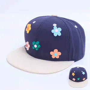 Gorra de béisbol infantil de visera plana bicolor con flores 3D de colores en relieve